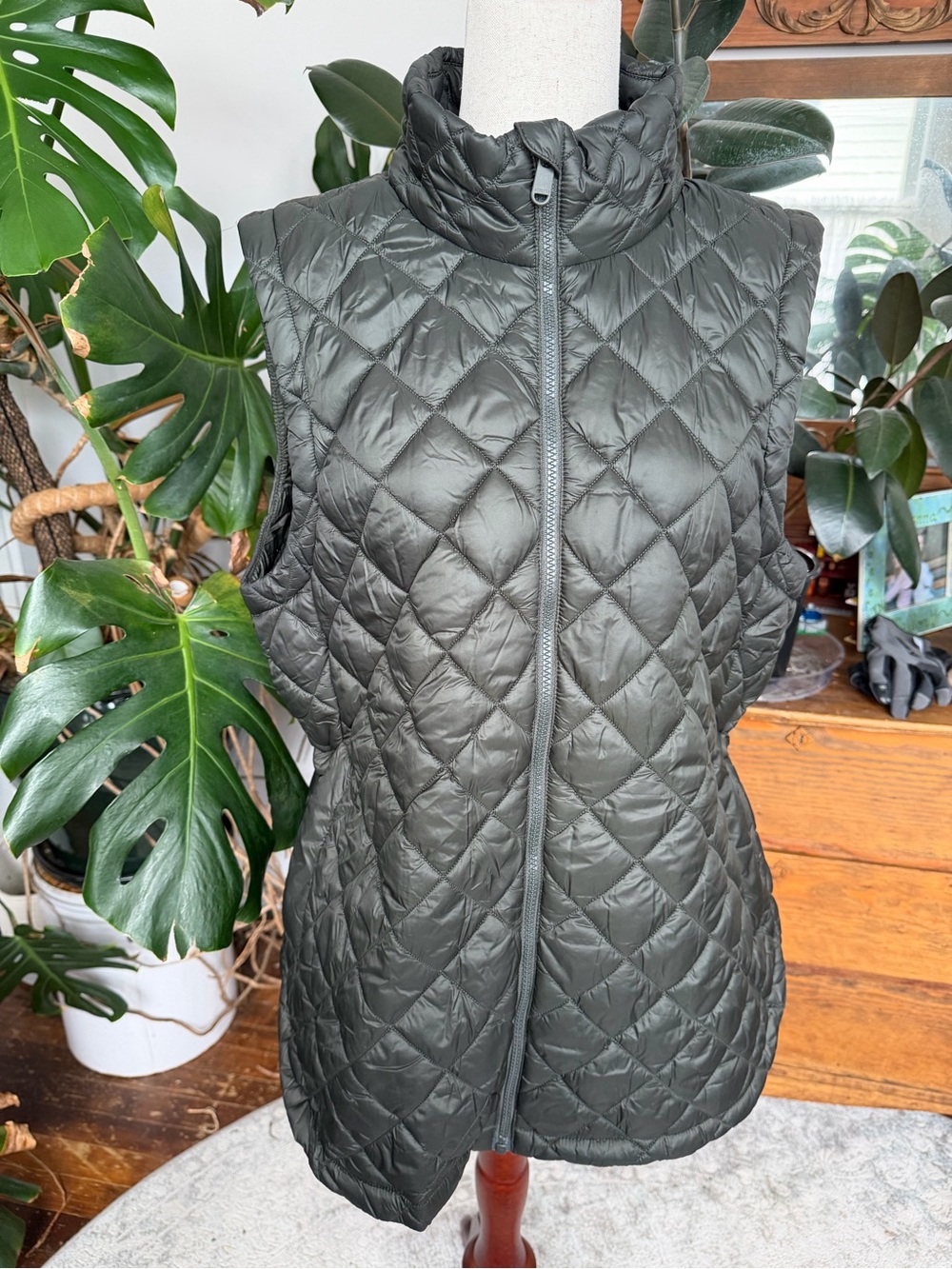 Athleta Women’s Quilted Sleeveless Quilted Puffer Vest in Olive Green size XL